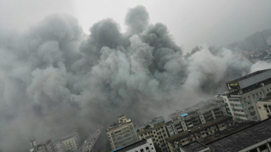 长沙三湘大市场大火浓烟冲天 起火点为建材家具城，冬季注意防水防火